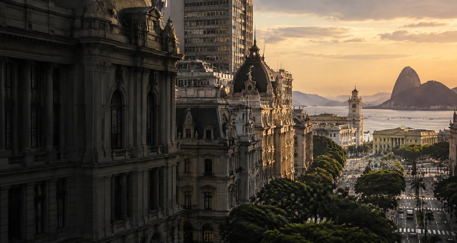 Imagem ilustrativa da arquitetura do Centro do Rio de Janeiro e da Baía de Guanabara
